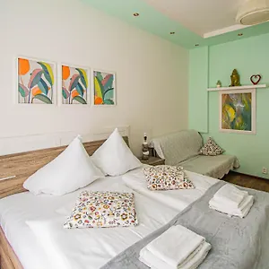 https://ruterra-apartment-cimburkova.praguehotelsweb.com